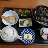 歷史悠久專吃鰻魚飯小店
