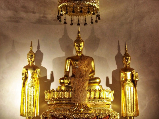 สักการะพระธาตุนคร เป็นพระธาตุประจำวันเสาร์