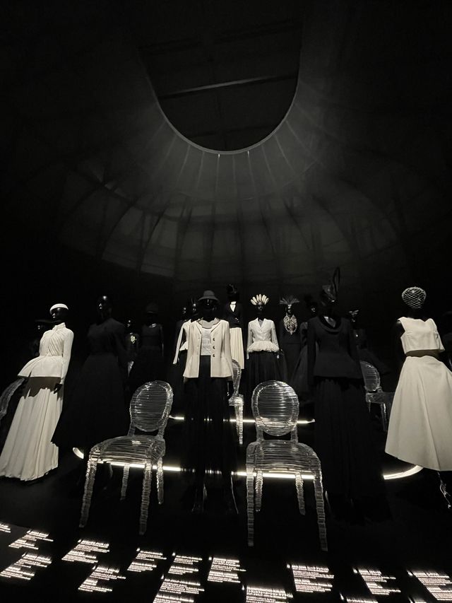 期間限定！ディオールの美術展で夢のひとときを。