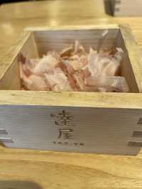 【大阪・梅田】ﾗﾝﾁﾀｲﾑ はたっぷりの店内削りたて鰹節を炊き立てご飯に乗せて♪  