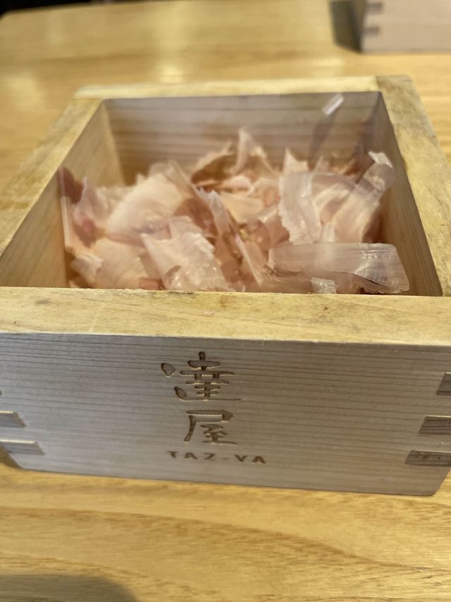 【大阪・梅田】ﾗﾝﾁﾀｲﾑ はたっぷりの店内削りたて鰹節を炊き立てご飯に乗せて♪  
