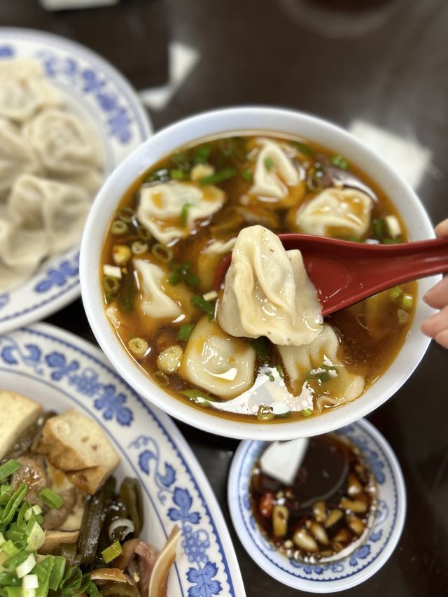 ［新竹/竹東］ 包Sir牛肉麵餃子館🥟｜推韭菜水餃 皮薄餡多 竹東排隊名店！ 