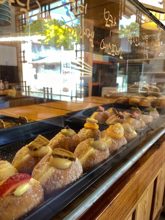 경주 한옥뷰+대릉원뷰를 함깨 볼 수 있는 도넛맛집 빠뜰리에 소개해요!