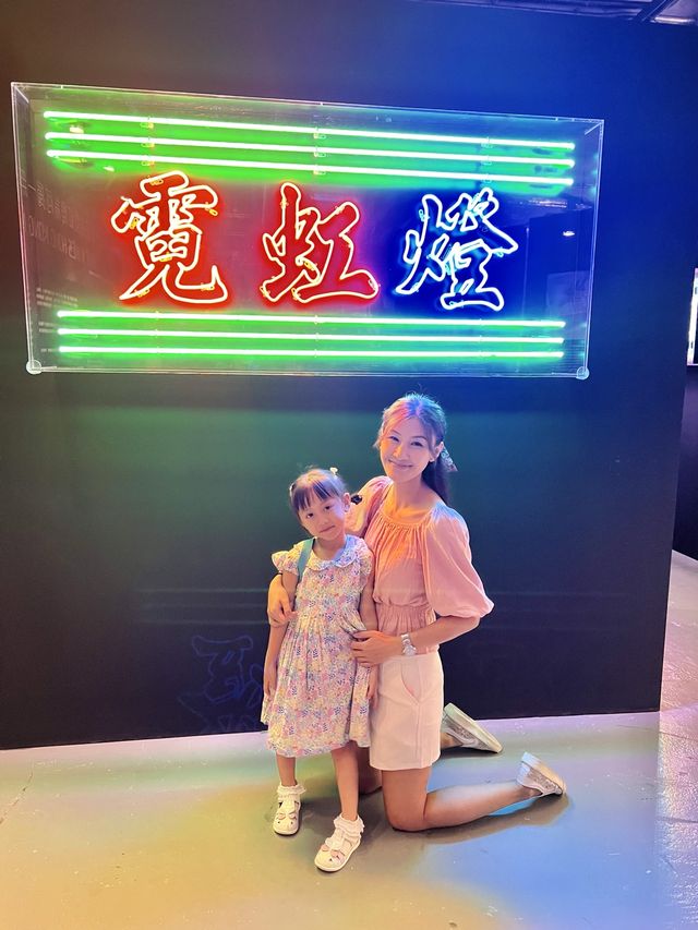 霓虹燈下的香港