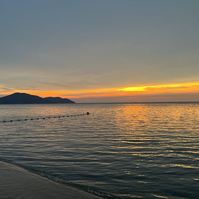 Batu Ferringhi Beach ชายหาดสวยของปีนัง 