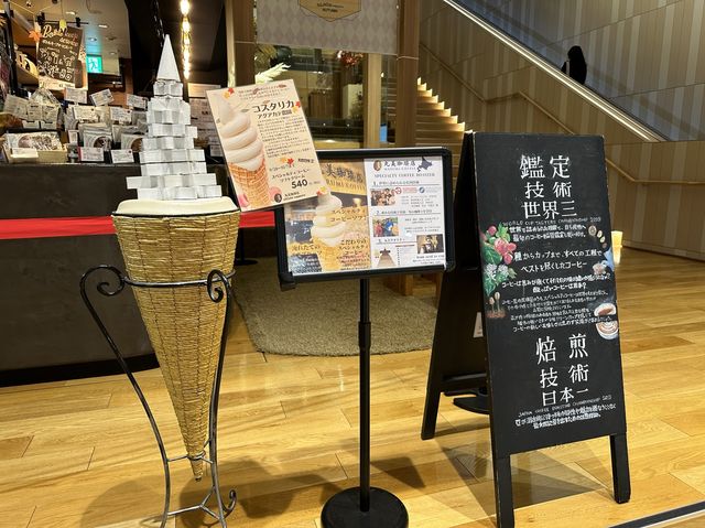 北海道・札幌。『丸美珈琲店 MARUMI COFFEE STAND』のスペシャリティコーヒーソフト