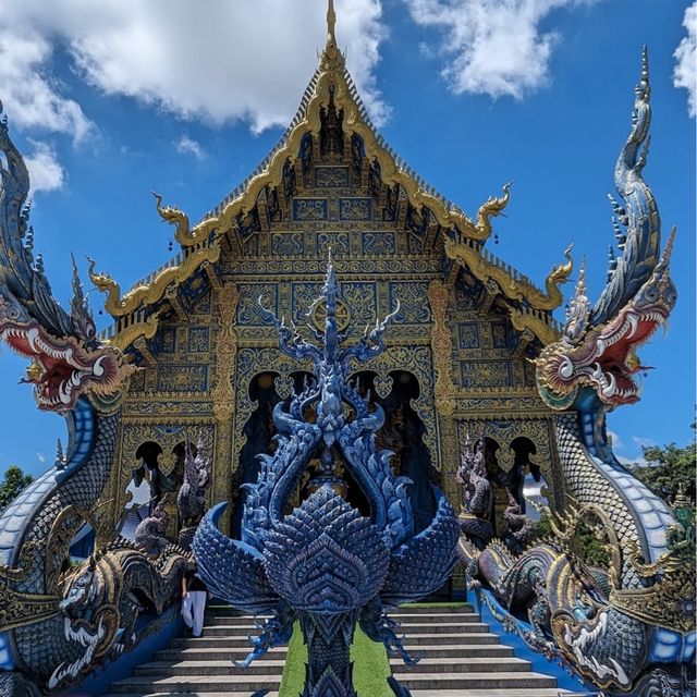 Wat Rong Suea Ten (Blue Temple) 