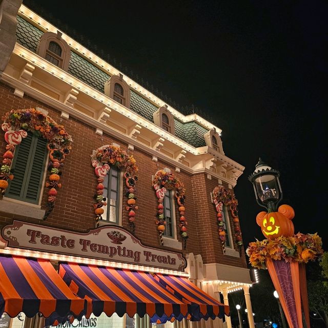 投入迪士尼的黑色世界，開心萬聖節🎃