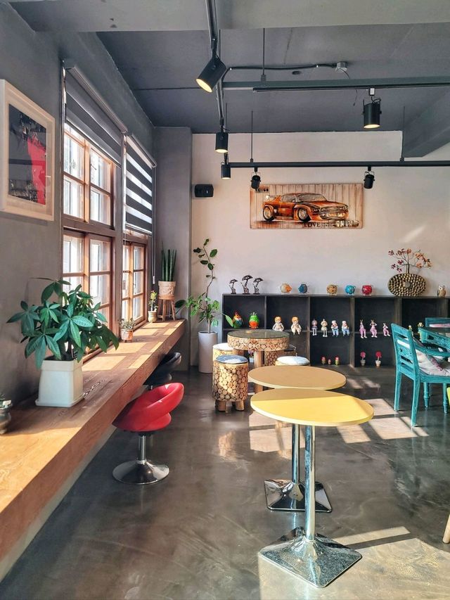 동심의 세계로 돌아간듯 폐교가 변신한 힐링카페☕️