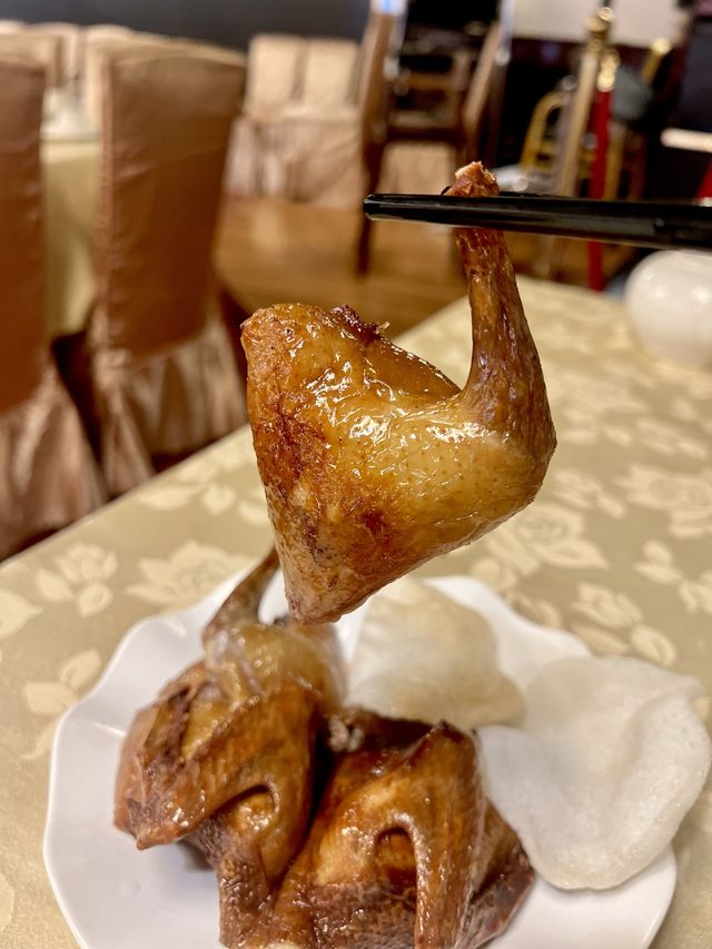 老店懷舊風味：必食乳鴿、雞粥、炒牛河