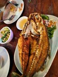 นั่งชิลฟังเสียงคลื่นที่ Hippies Bar & Restaurant