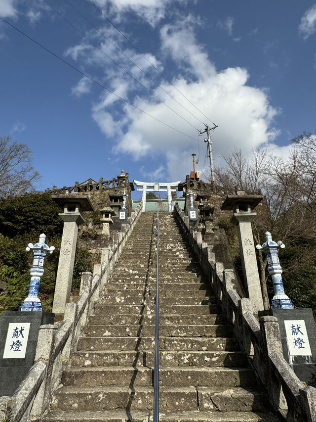 【佐賀観光】有田焼の鳥居が目を引く⛩運が良ければ鳥居の前を通る電車を見られるかも🚃