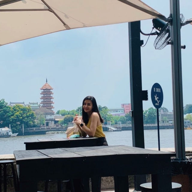 คาเฟ่ริมน้ำ บรรยากาศดี