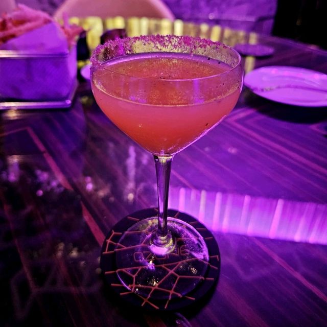站在118層樓高空的天台酒吧