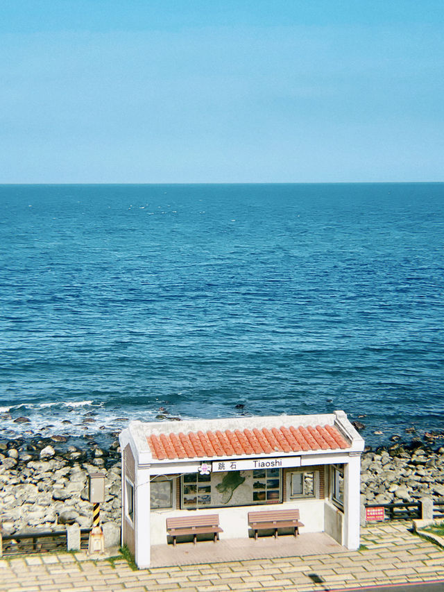 Enjoy this summer by the ocean at Tiaoshi Bus Stop🌊