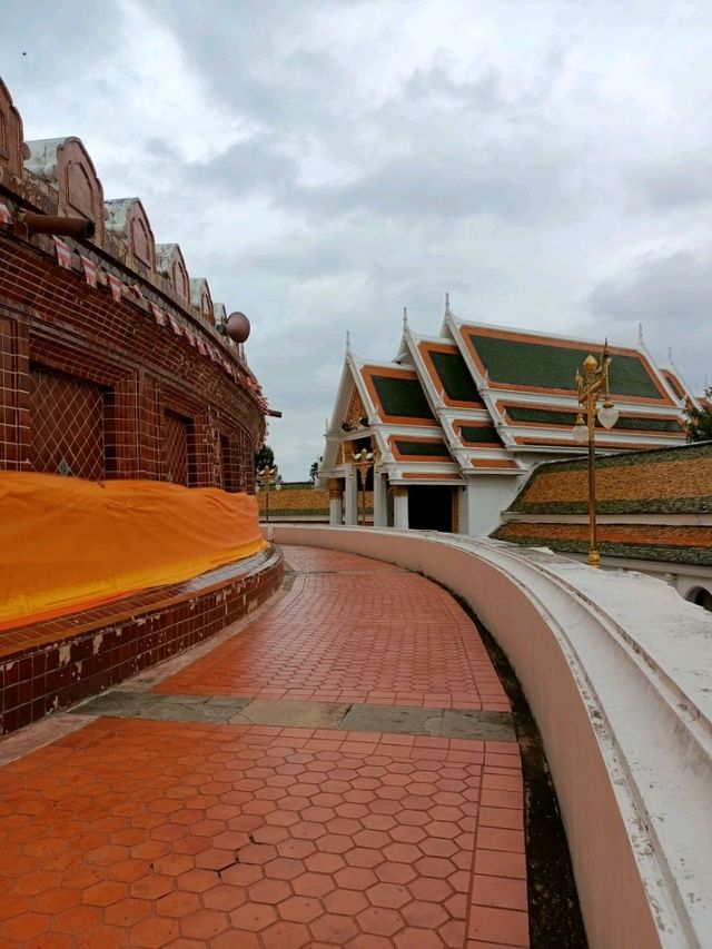 องค์พระปฐมเจดีย์เด่นเป็นสง่า