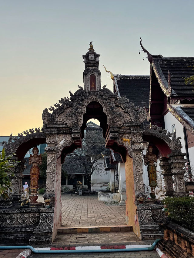 【清邁景點】布帕蘭寺：緬甸和蘭納風格，聖獅環繞佛塔。適合任何時間和場景