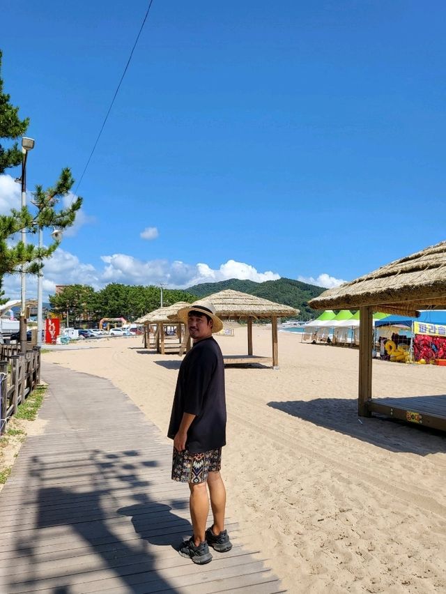 멀리 보이는 군함이 멋진 장사해수욕장