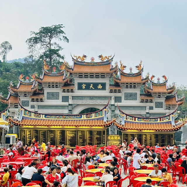 Largest Dancing Fountain in Malaysia! ⛲️ Gigantic Chinese Temple
