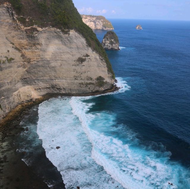 Climbing challenge at Kelingking beach with my sisters