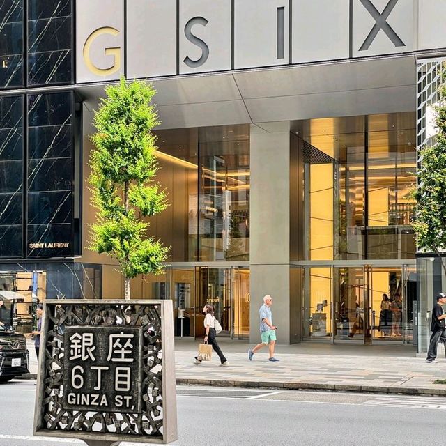 Just like the name “luxurious shopping street”