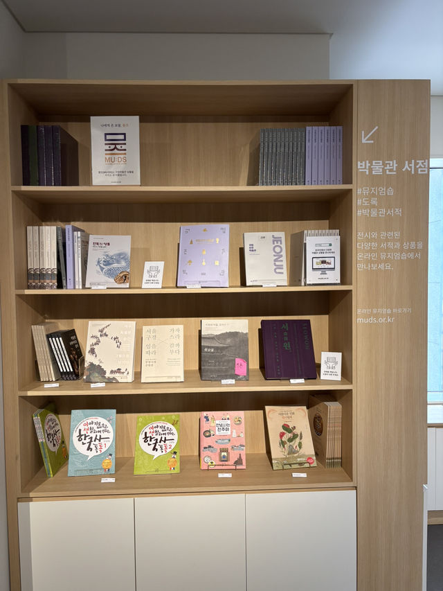 사철 다양한 화초와 나뭇길을 산책할 수 있는 전주국립박물관 😀