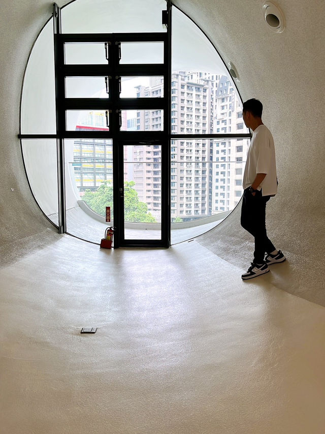 在《台中歌劇院》散步：建築之美與內心的寧靜