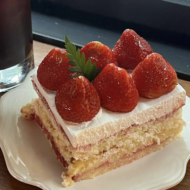 【韓国】店舗で自家焙煎されたコーヒーとイチゴケーキの相性抜群❤️