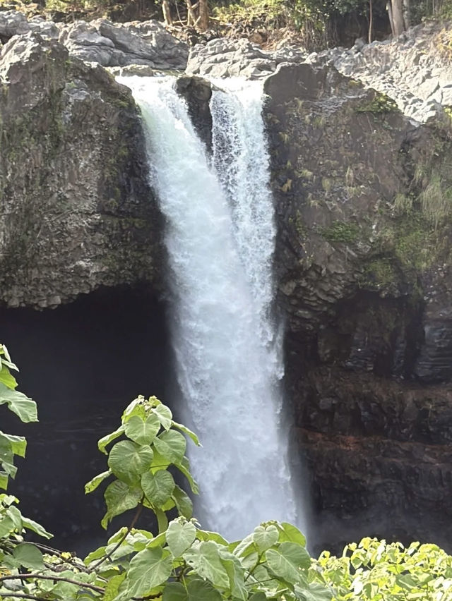 Rainbow Falls: Hawaii’s Colorful Cascade of Beauty