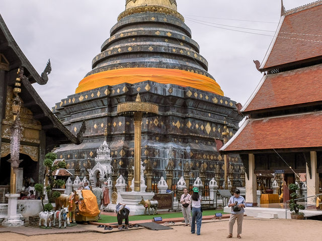 สักการะพระธาตุคู่เมืองลำปาง วัดพระธาตุลำปางหลวง