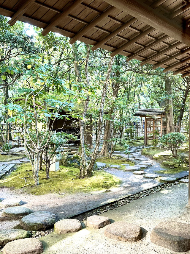 駅からほど近いオフィス街にある日本庭園