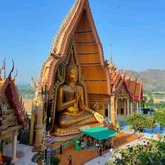 【カンチャナブリー】山頂に佇む黄金の仏像 Wat Tham Suea