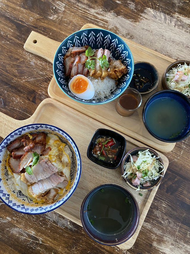 ข้าวด้งหมูแดงเตาถ่าน ศิริราช วังหลัง