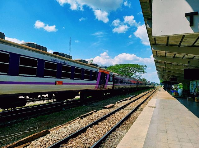 泰國董裡標誌性建築景點:董裡火車站，適合慢節奏旅行拍照📸