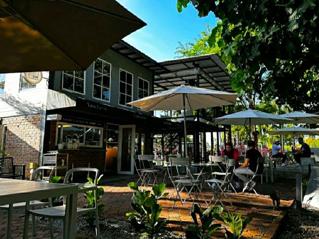 CAFÉ WITH A BEAUTIFUL VIEW.