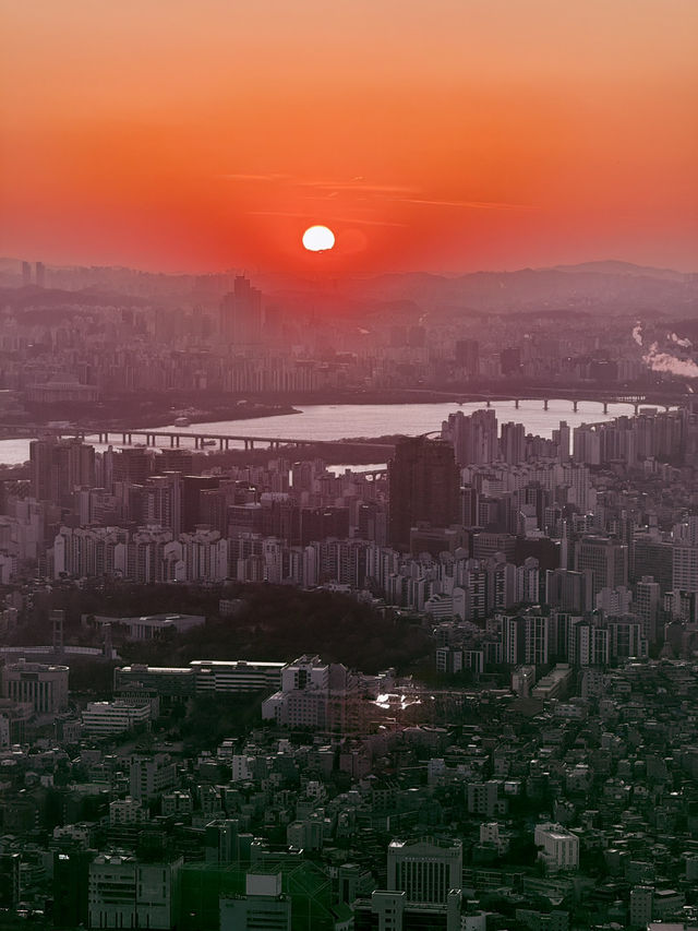 首爾｜N首爾塔廁所能看見最美私房夜景 愛情鎖牆見證愛的重量