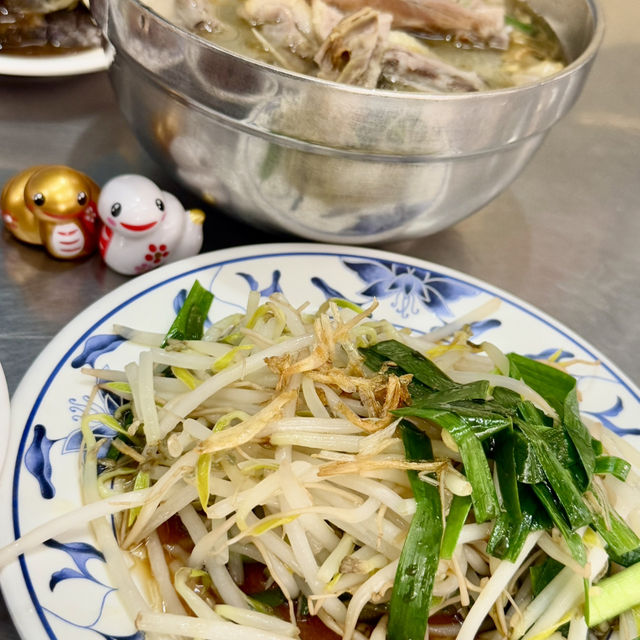 高雄金城鴨肉麵專賣店.在大立百貨公司正對面.美食小吃值得推薦大家