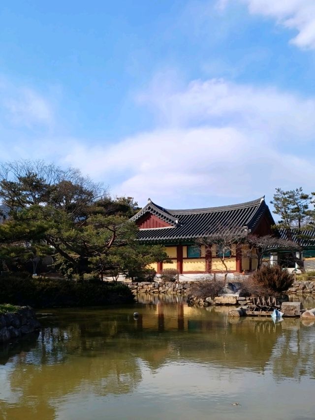 고즈넉한 연못이 어우러진 그림 같은 풍경 🌿🏯