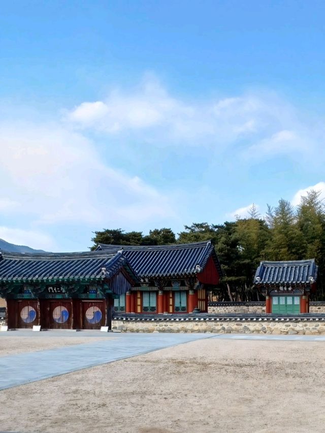 단청 아래 한옥 건축이 주는 정적인 아름다움 🏯🌿