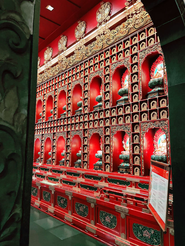 “The Majestic Buddha Tooth Relic Temple: A Spiritual Jewel in the Heart of Singapore”