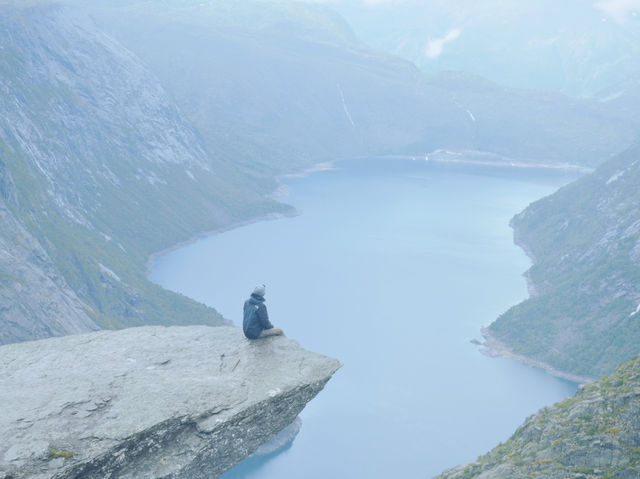 【ノルウェー】絶景すぎる断崖！奇跡の岩・トロルトゥンガ🏔️✨