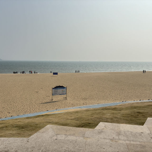 ## 🌊 廈門必打卡！「一國兩制沙灘」：站在這裡，眺望金門！🏖️