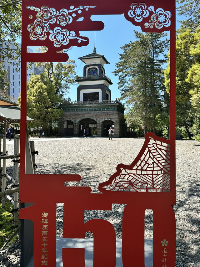 【金沢×尾山神社】 ステンドグラスの個性的な神門 八重桜が素晴らしい