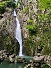 Baizhang Waterfall: A Compact Yet Captivating Natural Escape