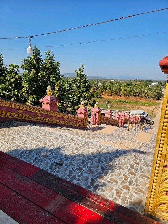 วัดพระเขี้ยวแก้ว ในเมืองเมียวดี ประเทศพม่า