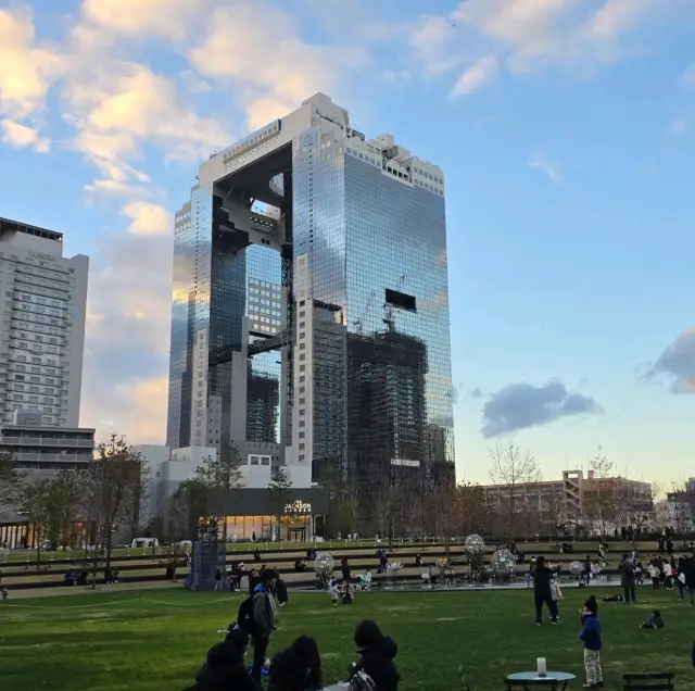 'Umeda Sky Building Floating Garden Observatory' where you can see the entire city of Osaka at a glance