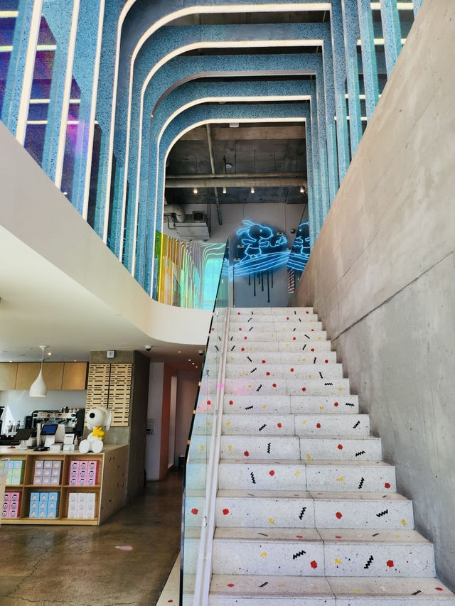 釜山｜必打卡咖啡廳！3層樓Snoopy Place超夢幻登場✨ 巨型衝浪史努比＋療癒系甜點太可愛啦！