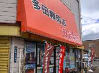 🥩 地元の味！「多田精肉店」の豚さがりと手作りソーセージ