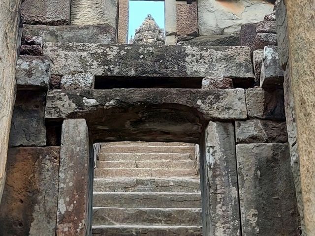 光が描く神殿画──バコン寺院、窓のフレーム越しに現れる奇跡
