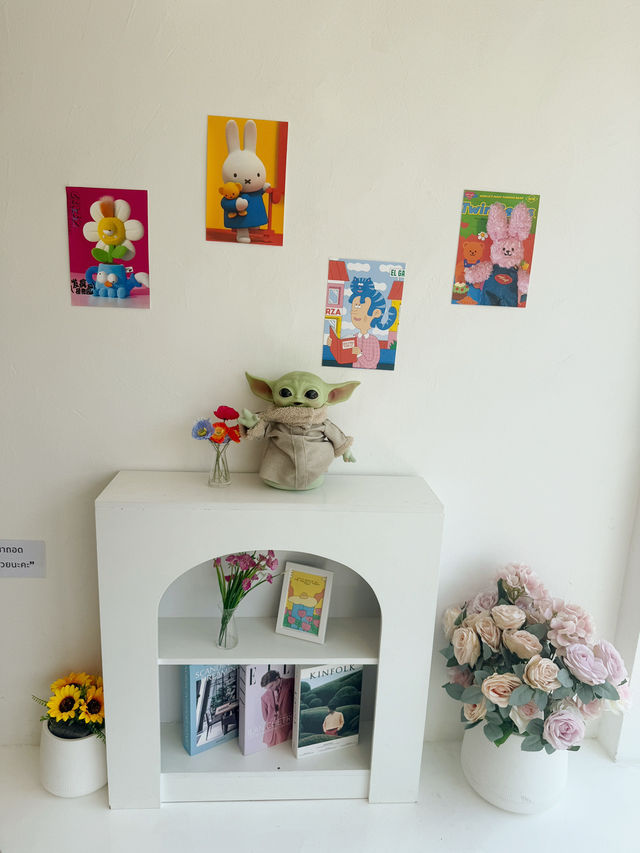 Assava Cafe & Learning Space สีขาวมินิมอล